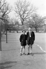 Hungary, Csorna, Árpád utca, a felvétel az általános iskola udvarán készült (később Széchenyi István Általános Iskola)., 1959, Lipovits Károly, boys, shorts, Fortepan #271735