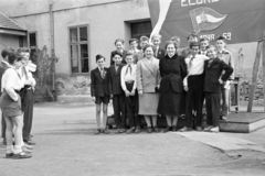 Hungary, Csorna, Árpád utca, a felvétel az általános iskola udvarán készült (később Széchenyi István Általános Iskola)., 1959, Lipovits Károly, tableau, boys, pioneer, teacher, Fortepan #271738