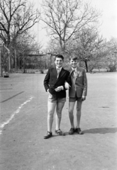 Hungary, Csorna, Árpád utca, a felvétel az általános iskola udvarán készült (később Széchenyi István Általános Iskola)., 1959, Lipovits Károly, boys, shorts, jacket, Fortepan #271741