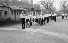 Hungary, Csorna, Árpád utca, ünnepség résztvevői az általános iskola udvarán (később Széchenyi István Általános Iskola). Háttérben balra a Jézus Szíve-templom., 1959, Lipovits Károly, dovecote, pioneer, flag, Fortepan #271743