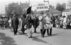 Hungary, Csorna, Szent István (Szabadság) tér, jobbra a háttérben a Jézus Szíve-templom. Május 1-i felvonulás., 1975, Lipovits Károly, banner, Fortepan #271752