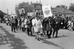 Hungary, Csorna, Szent István (Szabadság) tér, jobbra a háttérben a Jézus Szíve-templom egyik tornya. Május 1-i felvonulás., 1975, Lipovits Károly, Fortepan #271754