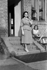 Hungary, Pécs, a Pedagógiai Főiskola (később Pécsi Tudományegyetem) kollégiuma., 1959, Lipovits Károly, stairs, gloves, costume, lady, Fortepan #271804