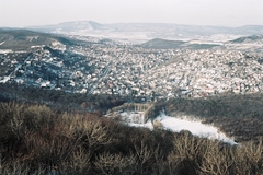 Magyarország, Budapest II., Pesthidegkút, látkép a Nagy-Hárshegyről. Előtérben a Hűvösvölgyi Nagyrét sarka, a távolban Solymár., 1987, Drimbe József, színes, látkép, Budapest, Fortepan #27182