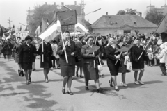 Hungary, Csorna, Szent István (Szabadság) tér, jobbra a háttérben a Jézus Szíve-templom. Május 1-i felvonulás., 1975, Lipovits Károly, Fortepan #271847