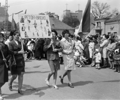 Hungary, Csorna, Szent István (Szabadság) tér, jobbra a háttérben a Jézus Szíve-templom. Május 1-i felvonulás., 1975, Lipovits Károly, brigade competition, Fortepan #271849