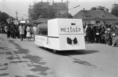 Hungary, Csorna, Szent István (Szabadság) tér, jobbra a háttérben a Jézus Szíve-templom egyik tornya. Május 1-i felvonulás., 1975, Lipovits Károly, ad truck, Fortepan #271853