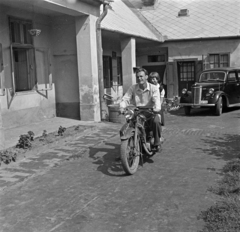 Magyarország, Csorna, Soproni út (Vörös Hadsereg útja), a felvétel az 50-es számú ház udvarán készült., 1954, Lipovits Károly, automobil, motoros, lány, gyerek, motorkerékpár, Ford Prefect, Fortepan #271856