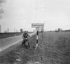 Magyarország, Balatonszentgyörgy, a felvétel a 72-es (később 76-os) úton, a Balatonszentgyörgy és Fenékpuszta közötti szakaszon, az ekkori megyehatárnál készült. Háttérben a Zala folyó feletti vasúti híd és ettől jobbra a közúti híd látható., 1957, Lipovits Károly, helységnév tábla, motorkerékpár, Csepel 125/T, képarány: négyzetes, Fortepan #271875