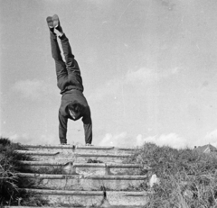 Magyarország, Pécs, a felvétel a Pedagógiai Főiskola (később Pécsi Tudományegyetem) botanikus kertjébe vezető lépcsőnél készült., 1958, Lipovits Károly, mutatvány, kézenállás, lépcső, Fortepan #271918