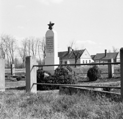 Magyarország, Csorna, Thököly út, szovjet hősi emlékmű a temetőben., 1958, Lipovits Károly, cirill írás, vörös csillag, emlékmű, Fortepan #271920