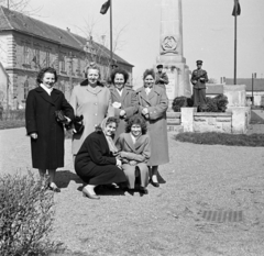 Magyarország, Csorna, Szent István (Szabadság) tér, a felvétel a szovjet hősi emlékmű előtt készült. Balra a háttérben az általános iskola épülete., 1957, Lipovits Károly, nők, képarány: négyzetes, csoportkép, szovjet emlékmű, díszőrség, Fortepan #271926