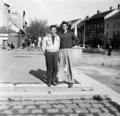 Magyarország, Sopron, Várkerület (Lenin körút) az Előkapunál., 1955, Lipovits Károly, férfiak, csípőre tett kéz, pulóver, Fortepan #271944