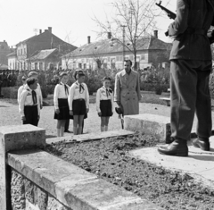 Magyarország, Csorna, Szent István (Szabadság) tér, úttörők a szovjet hősi emlékmű előtt., 1957, Lipovits Károly, képarány: négyzetes, katona, úttörő, díszőrség, Fortepan #271953