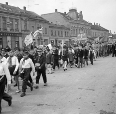 Magyarország, Csorna, Szent István (Szabadság) tér., 1958, Lipovits Károly, úttörő, dob, felvonulás, zászló, Fortepan #271960