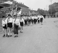 Magyarország, Csorna, Szent István (Szabadság) tér., 1958, Lipovits Károly, úttörő, zászló, Fortepan #271961