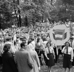 1958, Lipovits Károly, tömeg, KISZ, vállon vinni, Fortepan #271963