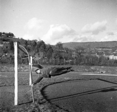 Magyarország, Pécs, a felvétel a Pedagógiai Főiskola (később Pécsi Tudományegyetem) sportpályáján készült, háttérben a botanikus kert., 1956, Lipovits Károly, képarány: négyzetes, melegítő, mutatvány, Fortepan #271964