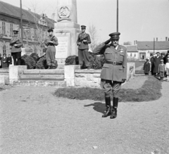 Magyarország, Csorna, Szent István (Szabadság) tér, a felvétel a szovjet hősi emlékmű előtt készült. Balra a háttérben az általános iskola épülete., 1957, Lipovits Károly, tisztelgés, címer, díszőrség, katona, rendőr, munkásőr, képarány: négyzetes, Fortepan #271972