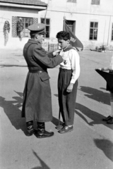 Hungary, Csorna, Árpád utca, úttörőavatás az általános iskola udvarán (később Széchenyi István Általános Iskola), 1960, Lipovits Károly, pioneer, soldier, medal, Fortepan #272137