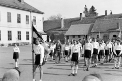 Magyarország, Csorna, Árpád utca, úttörőavatás az általános iskola udvarán (később Széchenyi István Általános Iskola), 1960, Lipovits Károly, ünnepség, Fortepan #272139