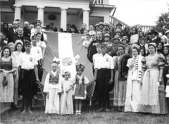 Szerbia, Nemesmilitics, kálváriadomb, a felvétel az országzászló avatásán készült a Havas Boldogasszony-kápolna előtt., 1942, Ripli-Littvay Katica, Fortepan #272204