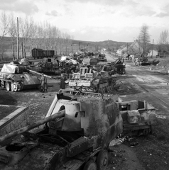 Hungary, Balatonfűzfő, járműroncsok a vasútállomás közelében., 1945, Fortepan/Album076, Panther tank, Sturmgeschütz III, wreck, untitled, Fortepan #272215