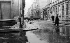 Magyarország, Budapest IX., Tűzoltó utca a Liliom utcától a Páva utca felé nézve., 1956, Fortepan/Album079, forradalom, teherautó, eső, útkereszteződés, Budapest, Fortepan #272220