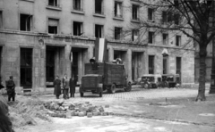 Magyarország, Budapest VIII., II. János Pál pápa (Köztársaság) tér 26., az MDP Budapesti Pártbizottságának székháza., 1956, Fortepan/Album079, hangszóró, kompresszor, forradalom, nagykockakő, Budapest, Fortepan #272222