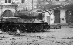 Magyarország, Budapest VIII., József körút, kiégett szovjet T-34/85 harckocsi Corvin (Kisfaludy) köz előtt., 1956, Fortepan/Album079, harckocsi, forradalom, T-34 tank, Budapest, Fortepan #272224