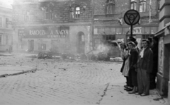 Magyarország, Budapest VIII.,Budapest IX., Futó utca az Üllői útnál, szemben a Berzenczey utca sarkánál a Tátra (később Balaton) mozi látható., 1956, Fortepan/Album079, utcakép, moziműsor, járműroncs, forradalom, csoportosulás, mozi, Budapest, filmplakát, Fortepan #272226