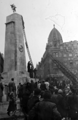 Magyarország, Budapest V., Szabadság tér, szovjet hősi emlékmű, jelképek eltávolítása., 1956, Fortepan/Album079, vörös csillag, forradalom, csoportosulás, létra, szovjet emlékmű, Budapest, Fortepan #272230