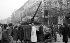 Magyarország, Budapest VIII., József körút, jobbra a József utca torkolata., 1956, Fortepan/Album079, utcakép, harckocsi, forradalom, férfiak, T-34 tank, Budapest, Fortepan #272236