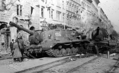 Magyarország, Budapest VIII., József körút a Corvin (Kisfaludy) köztől nézve. Harcképtelenné tett ISZU-152-es szovjet rohamlövegek., 1956, Fortepan/Album079, harckocsi, forradalom, sínpálya, ISZU-152 rohamlöveg, Budapest, Fortepan #272244