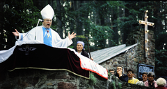 Magyarország, Csatka, az imádkozó Szent Szűz búcsújáró helye. Istentisztelet a Szentkúti-kápolnánál, a Mária napi búcsú alkalmával., 1985, Cseriti, zarándokhely, zarándoklat, püspök, kereszt_jelkép, Fortepan #272294