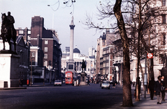 Egyesült Királyság, London, Whitehall, szemben Trafalgar Squar-en a a Nelson-emlékoszlop, mögötte a Nemzeti Galéria. Előrébb George herceg, Cambridge hercege, a brit hadsereg főparancsnokának szobra. Balra Douglas Haig tábornok lovasszobra látható., 1972, Cseriti, Fortepan #272306