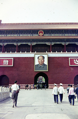 Kína, Peking, Mennyei béke tere / Tienanmen tér, a Mennyei béke kapuja., 1974, Cseriti, címer, Mao Ce Tung-ábrázolás, Fortepan #272309