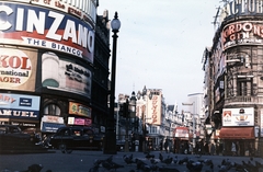 Egyesült Királyság, London, Piccadilly Circus a Shaftesbury Avenue felé nézve, távolban a Centre Point toronyház., 1972, Cseriti, Fortepan #272313