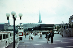 Germany, Hamburg, Jungfernstieg, szemben a Szent Péter-templom (Hauptkirche Sankt Petri) tornya, jobbra Hans Kock: Granitmauer című alkotása., 1979, Darányi Zsolt, Fortepan #272325