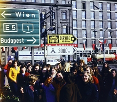 Magyarország, Győr, Baross Gábor (Lenin) út - Szent István (Tanácsköztársaság) út sarok háttérben a Rába Hotel., 1975, Darányi Zsolt, útjelző tábla, osztálykirándulás, tankautó, Fortepan #272333