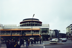 Németország, Berlin, Nyugat-Berlin, a Kurfürstendamm a Joachimsthaler Strasse sarkánál, Café Kranzler., 1984, Darányi Zsolt, Fortepan #272341