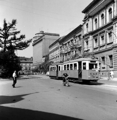 Lengyelország, Krakkó, ulica Basztowa, a felvétel a Plac Jana Matejki-n a Barbakán előtt készült. Távolabb a Rynek Kleparski sarkán álló épülettömb látható., 1962, Dervarits Diána és Póth Attila, Fortepan #272356