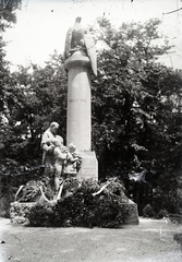 Magyarország, Tatabánya, Liget park, a tó Semmelweiss utca felőli oldalán áll Ligeti Miklós I. világháborús emlékműve (1926)., 1931, Németh András dr, emlékmű, szoborcsoport, Fortepan #272378