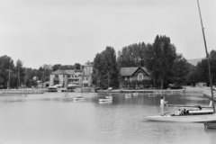 Magyarország, Balatonfüred, vitorláskikötő, a parton a Yacht Club és a Vitorlás étterem épületei., 1961, UVATERV, vitorláshajó, Fortepan #2724