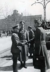 Serbia, Belgrade, Nikola Pašić tér (ekkor Terazije), háttérben a főposta. Balról Paul Ludwig Ewald von Kleist vezérezredes és Georg-Hans Reinhardt vezérezredes., 1942, Fridhetsmuseet, Fortepan #272401