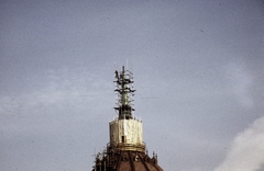 Magyarország, Budapest V., Kossuth Lajos tér, a felvétel a Parlament kupoláján lévő vörös csillag eltávolításakor készült., 1990, Gerely Ferenc, országház, vörös csillag, Budapest, sör, Fortepan #272405