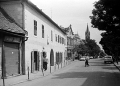 Magyarország,Balaton, Keszthely, Kossuth Lajos utca, balra a 22. szám alatt Goldmark Károly zeneszerző szülőháza, a távolban a Fő téren a Magyarok Nagyasszonya-templom., 1966, Gergely János, Fortepan #272425