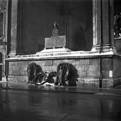 Germany, Munich, Odeonsplatz, a Feldherrnhalle a Münchner Residenz felől. A sikertelen 1923. november 8-9-i müncheni sörpuccs (Hitler-Ludendorff-Putsch) nemzetiszocialista halálos áldozatainak Kurt Schmidt-Ehmen által készített emlékműve., 1940, Hózer Benjamin, guard of honour, wreath, swastica, Fortepan #272485