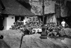 Magyarország, Városliget,Állatkert, Budapest XIV., a felvételen az egykori tejcsarnok látható. A felvétel a Nagyszikla előtt készült., 1952, Hózer Benjamin, vendéglő, átvetett láb, katonaság, pihenés, söröskorsó, Budapest, Fortepan #272492