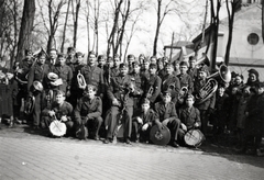 Magyarország, Budapest XIV., Klebelsberg Kunó utca, katonazenekar a Pestújhelyi Keresztelő Szent János-templom előtt., 1940, Hózer Benjamin, hangszer, katonazenekar, tamburmajor, levente, trombita, fúvószenekar, tuba, dob, Budapest, Fortepan #272545